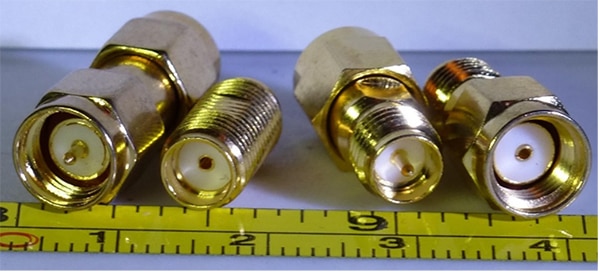 RP SMA plug and jack connectors Immagine dei connettori RP SMA (spine e prese)