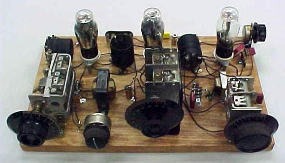 Using a wooden cutting board as the base for DIY electronic circuits Obrázek použití dřevěného prkénka jako základny pro amatérské elektronické obvody