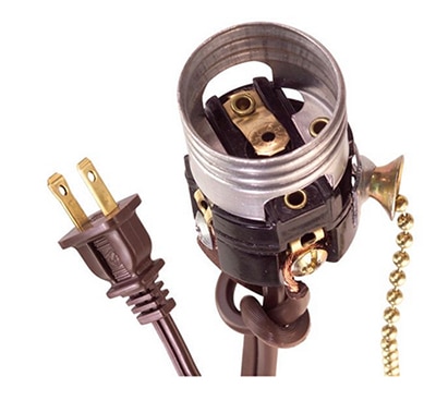 Large screw terminals required for wiring an E26-base socket תמונה של הדקי בורג גדולים הדרושים עבור חיווט בית נורה עם בסיס-E26