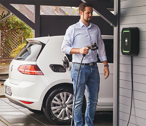 Small size of the connectors for medium power DC charging Bild von der geringen Größe der Steckverbinder für das DC-Laden mit mittlerer Leistung