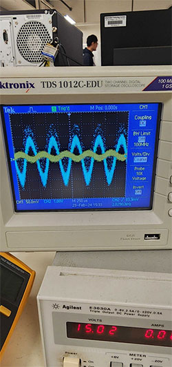 Voltage amplifier input and output waveforms