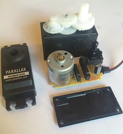 展示裸露直流电机和齿轮的 Parallax 伺服电机图片
