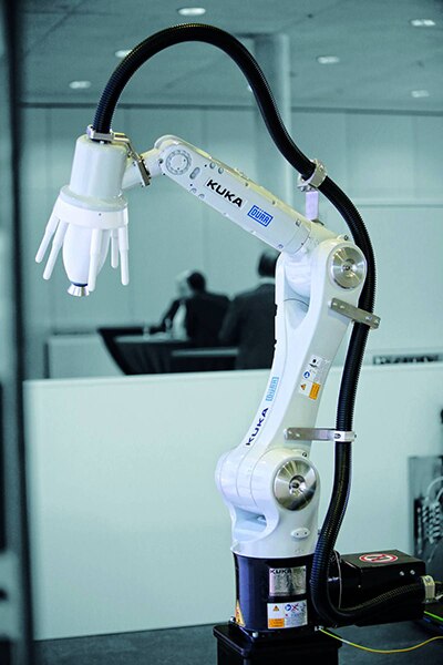 Dürr Group 和 KUKA Robotics 合作推出的喷涂系统图片