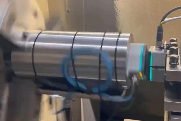 Image of remote coupler on the left is rotating while the base coupler on the right is stationary