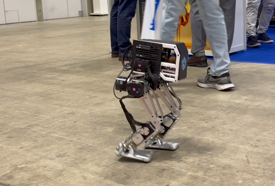 Image of 人形机器人的N种玩法: 多功能智能助手的精彩演示 高擎机电双足机器人