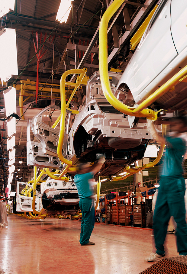 Personer som arbeider på en produksjonslinje