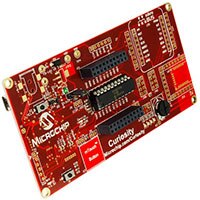 Microchip 的 DM164137 Curiosity 开发板图片
