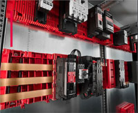 Image de la plateforme d'alimentation modulaire sans outil RiLineX de Rittal pour barres de bus de 60 mm